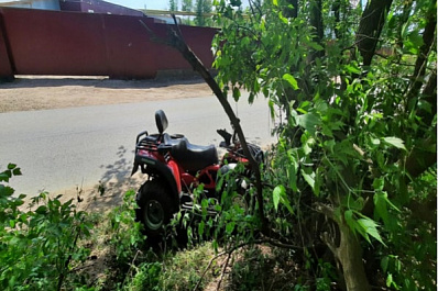В Самаре водитель квадроцикла без прав и шлема влетел в дерево