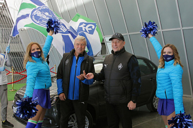 Легенда "Крыльев Советов" Валерьян Панфилов получил автомобиль на юбилей