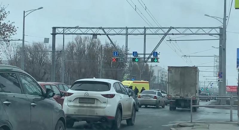 На дороге – пробка, водитель – в больнице: в Самаре на Московском шоссе столкнулись две Toyota RAV4