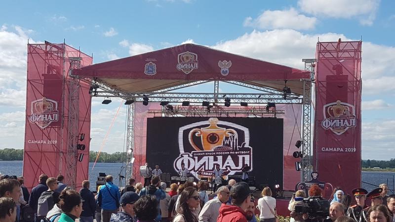 В Самаре на набережной выставили Кубок России по футболу