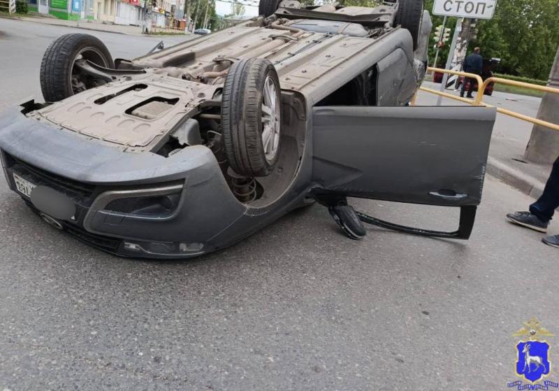 В Тольятти 4 мая после столкновения с "Калиной" перевернулась "Веста"