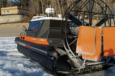 Два рыбака оказались в западне посреди Волги