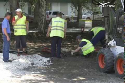 В сквере Фадеева укладывают новую тротуарную плитку