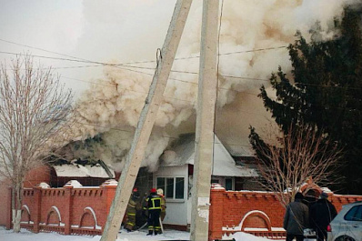 В Безенчуке пожар в бане угрожает дому