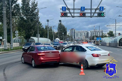 В Самаре на Московском шоссе иномарка врезалась в автомобиль такси