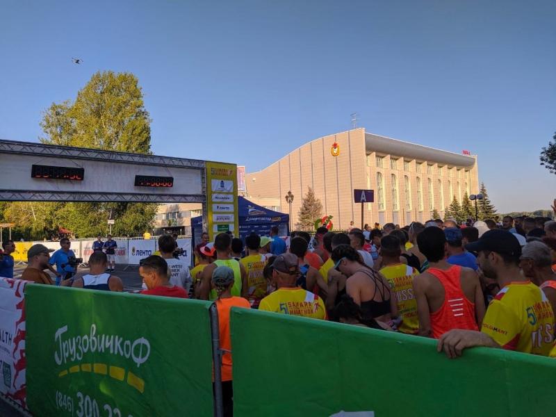 В Самаре легкоатлетический марафон на Кубок главы города объединил 2,5 тысячи спортсменов и любителей