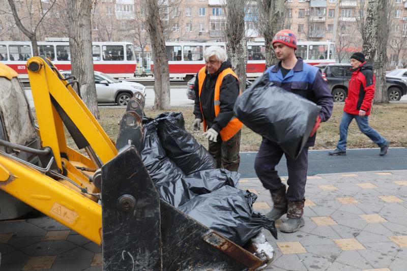 Около 100 самарцев приняли участие в Гагаринском субботнике в сквере Фадеева