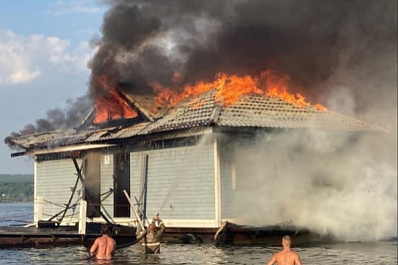 В Самаре на правом берегу Волги сгорела баня на воде