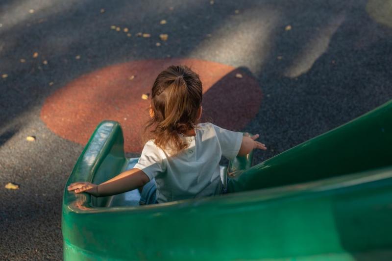 Трехлетняя девочка умерла после удушения шарфом в детсаду Екатеринбурга