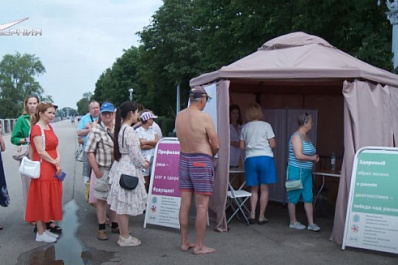На набережной Волги самарцы бесплатно проконсультировались с онкологами