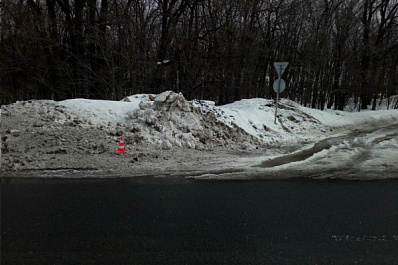 В Самаре водитель "семерки" врезался в сугроб и попал в больницу