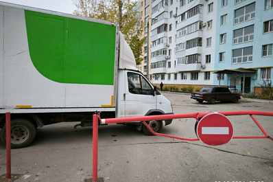 "Наш дом гудит!": жители 14-го микрорайона бьют тревогу из-за нового шлагбаума