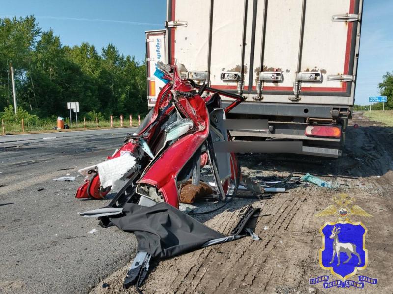 Врезалась в стоящий грузовик: в Самарской области 23 июня погиб пассажир иномарки