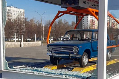 В Тольятти вандалы разбили стеклянный павильон со знаменитой "Копейкой"