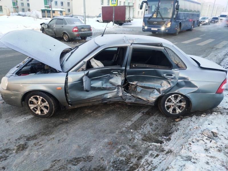 В Самаре на ул. Мира столкнулись две Lada Priora, пострадали оба водителя