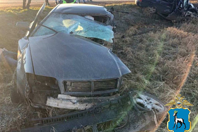 На трассе в Самарской области в лобовом столкновении погибли двое молодых водителей