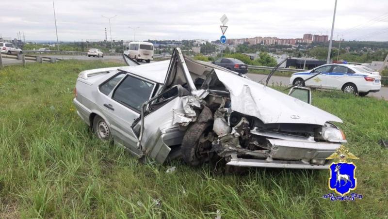 В Самаре 28 июня легковушка влетела в фонарный столб 