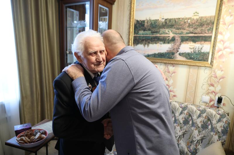 Губернатор Вячеслав Федорищев передал ветерану Великой Отечественной войны награду в честь 80-летия Победы