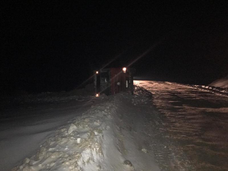 Грузовик перевернулся на недостроенной дороге в Самарской области