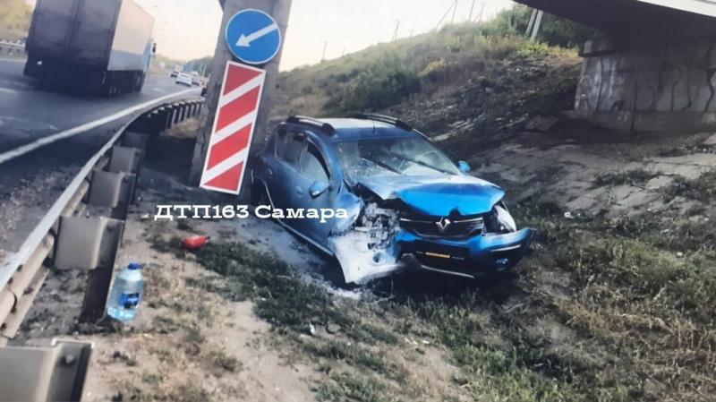 Под Самарой 11 августа 2021 года водитель Renault врезался в опору моста