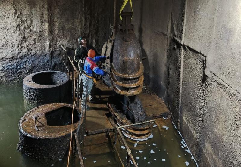 На 20-метровой глубине: в Самаре ремонтируют волжскую задвижку для забора воды