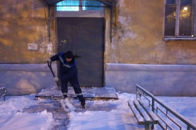 В Самаре коммунальные службы устраняют последствия ночного снегопада