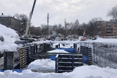 На улице Подшипниковой, 27, в Самаре монтируют фундамент здания нового детского сада