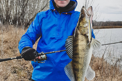 Самарец достал из ледяной воды огромного судака