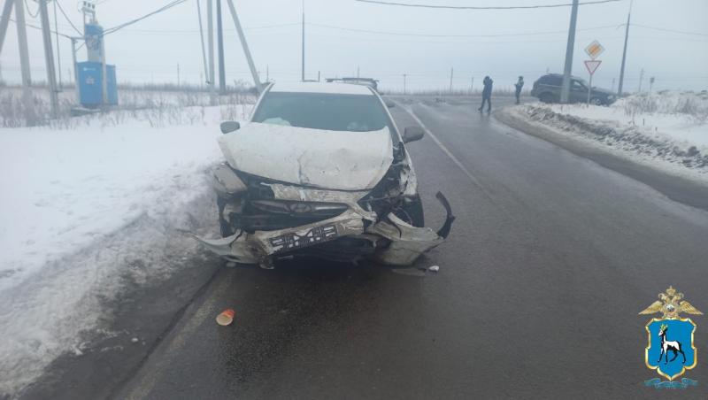 В Самарской области на трассе М5 внедорожник покатился назад и врезался в фуру