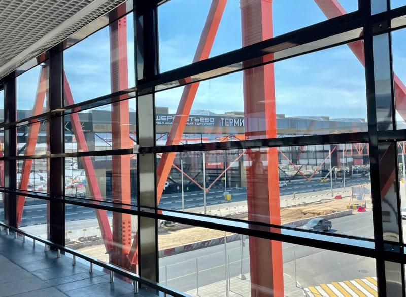 Корректируют расписание, возвращают деньги, сажают на другие рейсы: в крупнейшей авиакомпании произошел сбой