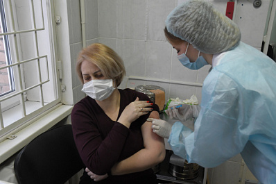 Пожилых самарцев предложили вакцинировать от COVID-19 на дому