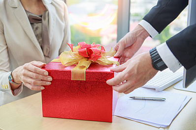 Сладости, премия или сертификат: самарцы рассказали, какой подарок от работодателей на Новый год считают самым желанным 