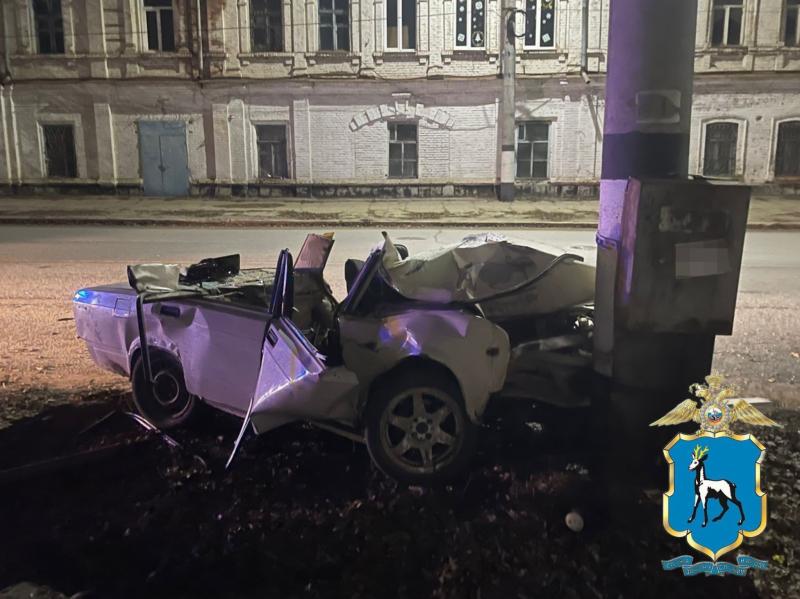 В Сызрани водитель "пятерки" въехал в столб, пытаясь уйти от полиции