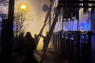 Кровля двухэтажного дома загорелась на ул. Комсомольской в Самаре ночью 2 марта 2022 года