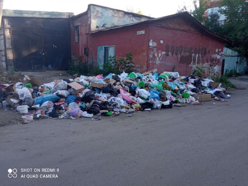 После жалоб в соцсетях и сигналов из ЦУР на ул. Мирной в Самаре установили мусорные контейнеры и убрали свалку