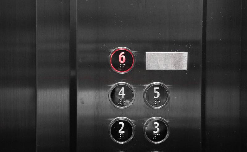  В домах на бульваре Гая в Тольятти запустили новые лифты