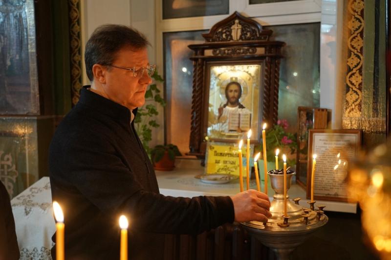 Дмитрий Азаров поздравил православных верующих с Рождеством Христовым