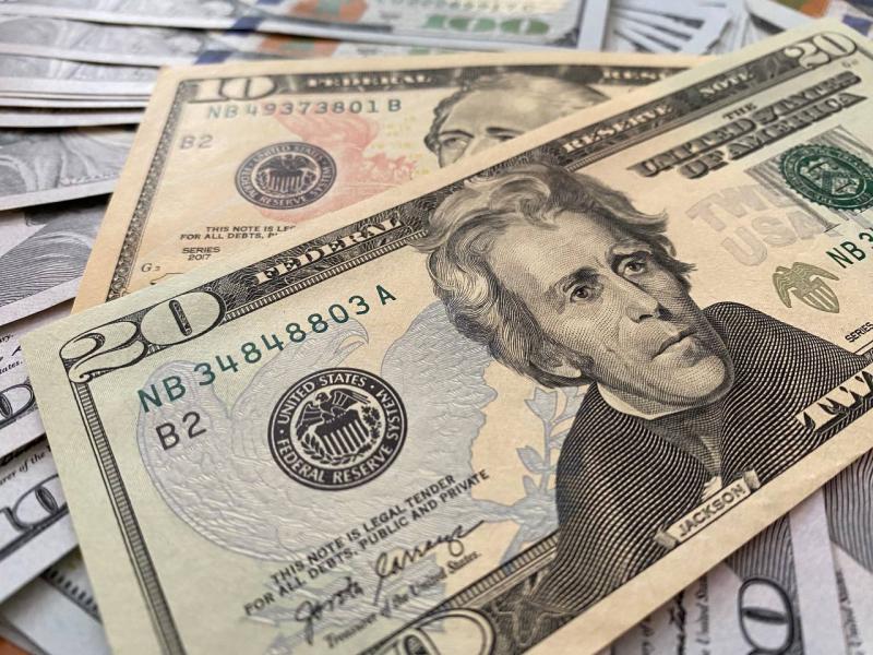 В России курс доллара впервые с мая 2023 года опустился ниже 80 рублей