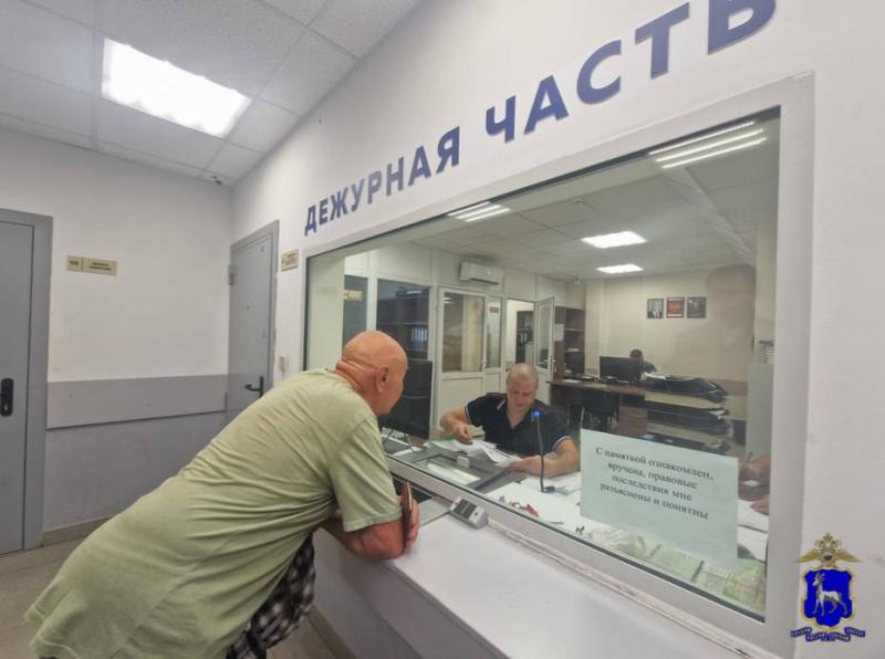 В Тольятти в подъезде незнакомец ударил пенсионера и украл у него сотовый телефон