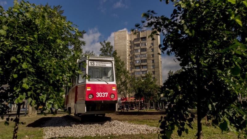 В центре Новосибирска установили памятник легендарному трамваю № 13