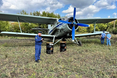 В Самарской области в поле незапланированно сел самолет Ан-2