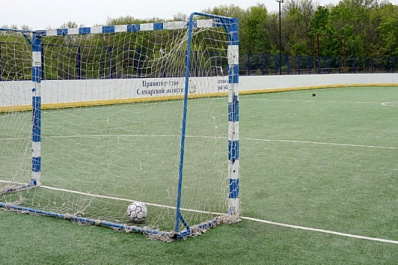 В Самаре на новой спортивной площадке организовали занятия по футболу 