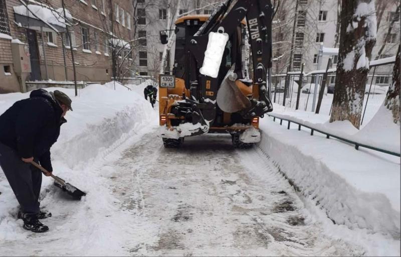В Самаре на уборку снега 16 января вышли почти 3 тысячи дворников и 450 спецмашин