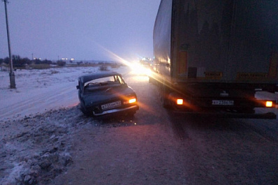 Фура снесла "семерку" с 18-летней девушкой за рулем на трассе в Самарской области