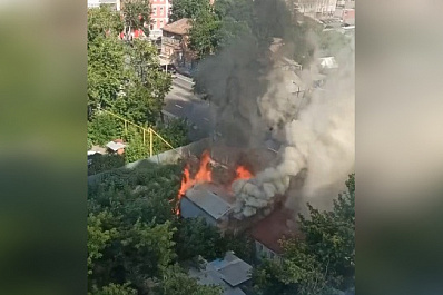 Пожар на Арцыбушевской в Самаре 8 июля: горит деревянный дом