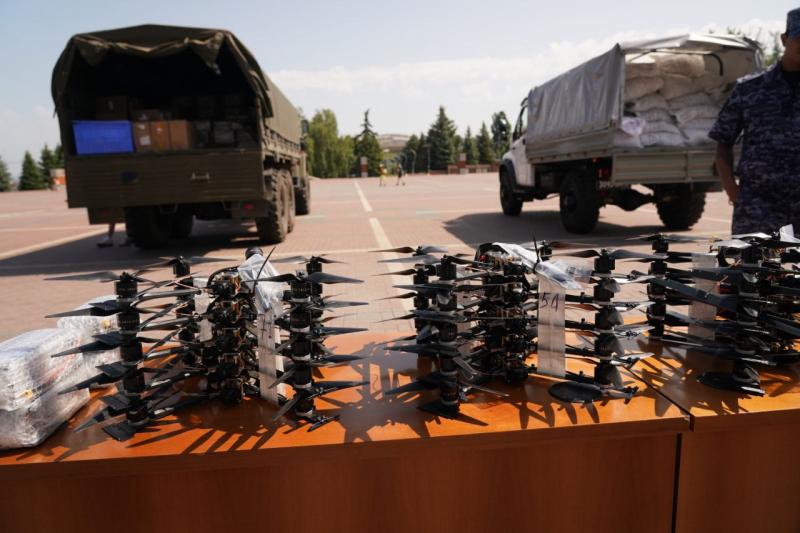 Вячеслав Федорищев передал бойцам 2-й армии и сотрудникам спецподразделений Росгвардии спецтехнику и обмундирование