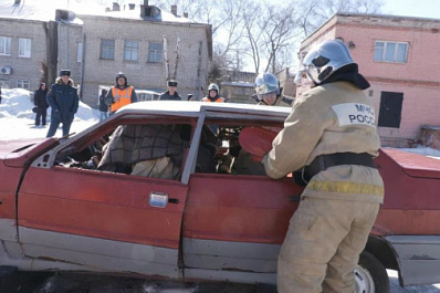В Самаре на соревнованиях спасатели помогли "пострадавшим" в ДТП выбраться из авто