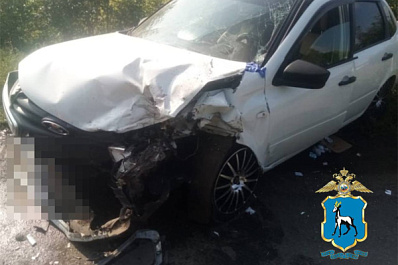 В Самарской области мужчина на иномарке выехал на встречку и влетел в "Гранту"