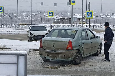 В Волжском районе лоб в лоб столкнулись легковушки