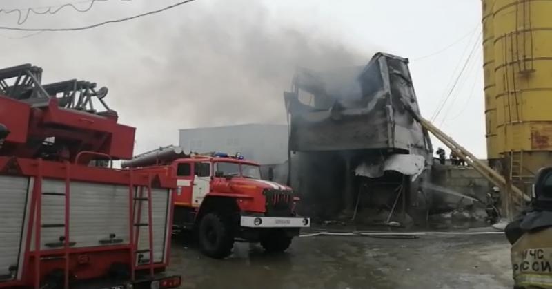 В Самаре 96 человек продолжают тушить горящее производственное здание на Утевской, 28